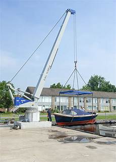 Yacht Lifting Cranes
